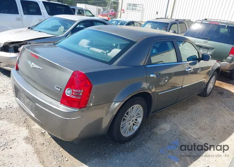 2010 Chrysler 300 Touring z USA, uszkodzony, nr VIN 2C3CA4CD8AH167689